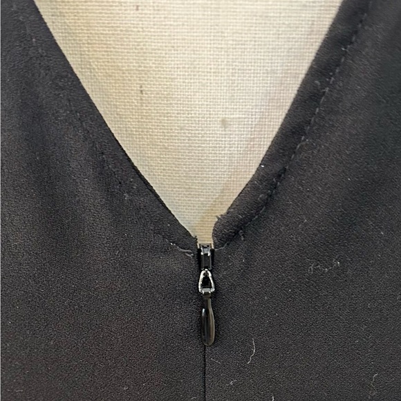 Elegant Black Sleeveless Dress - Picture 10 of 12